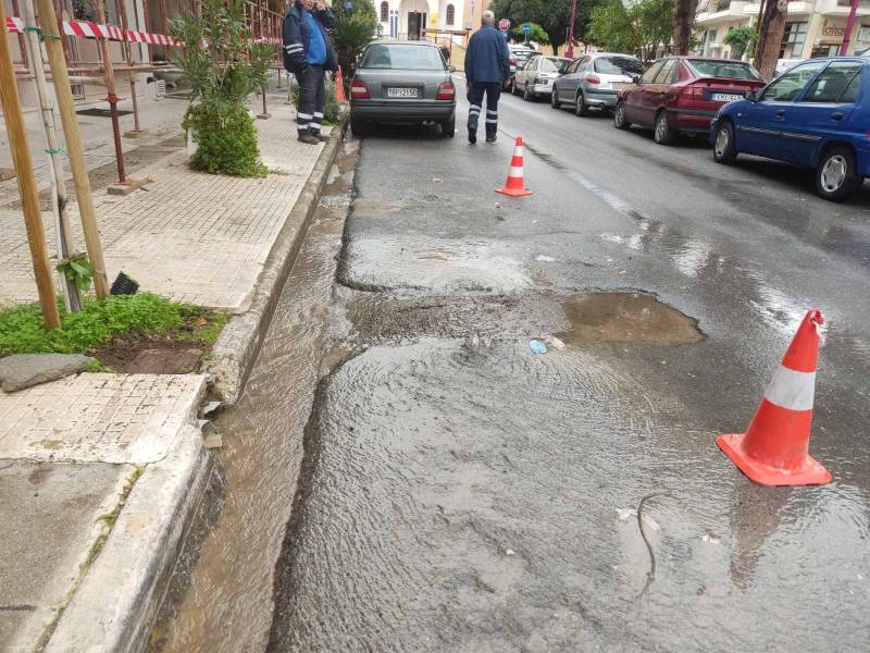 Καλαμάτα: Εσπασε αγωγός ύδρευσης νότια της πλατείας Ταξιαρχών