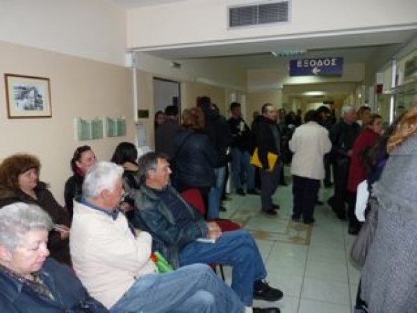 ΟΙ ΑΣΦΑΛΙΣΜΕΝΟΙ ΕΣΠΕΥΣΑΝ ΝΑ ΘΕΩΡΗΣΟΥΝ ΤΑ ΒΙΒΛΙΑΡΙΑ ΕΝΩ ΕΧΕΙ ΔΟΘΕΙ ΠΑΡΑΤΑΣΗ   Ουρές στο ΙΚΑ λόγω   ελλιπούς ενημέρωσης 
