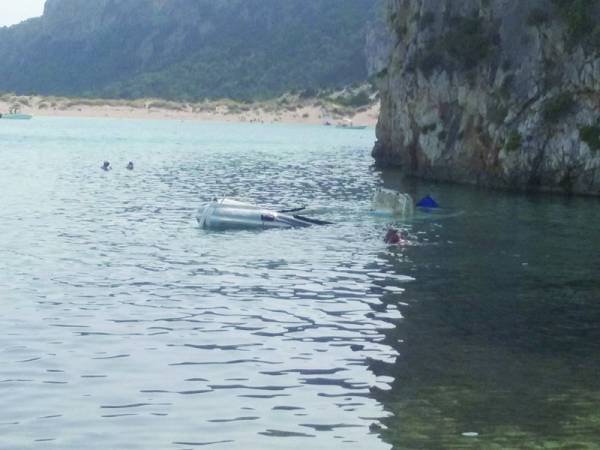 Μισοβυθισμένο φουσκωτό κοντά στη Βοϊδοκοιλιά