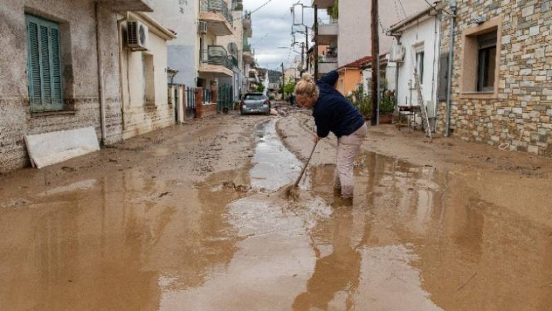 Ανεβαίνει η στάθμη των νερών της λίμνης Κάρλα - Αντιμέτωποι με τις λάσπες οι κάτοικοι του Βόλου για 11η μέρα (βίντεο)