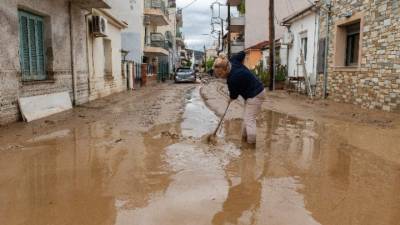 Ανεβαίνει η στάθμη των νερών της λίμνης Κάρλα - Αντιμέτωποι με τις λάσπες οι κάτοικοι του Βόλου για 11η μέρα (βίντεο)