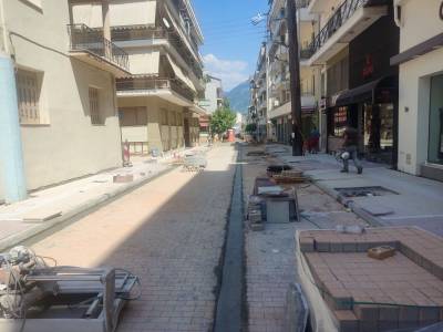 Αναπλάσεις στο κέντρο της Καλαμάτας: Τρέχουν για να δοθούν οι δρόμοι στην κυκλοφορία