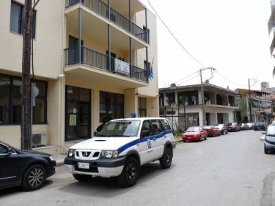 65χρονος πυρπόλησε δύο περιπολικά έξω από το Αστυνομικό Τμήμα Μεσσήνης