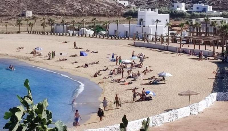 Μύκονος: Έφυγε ο φράχτης από τον Πάνορμο και θυμίζει τη δεκαετία του '80