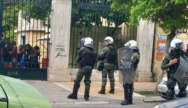 Πολυτεχνείο: Περικυκλωμένο από ΜΑΤ - Καταγγελίες ότι δεν επιτρέπεται η είσοδος σε φοιτητές