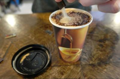 Με «καπέλο» 10 λεπτών ο καφές σε πλαστικό