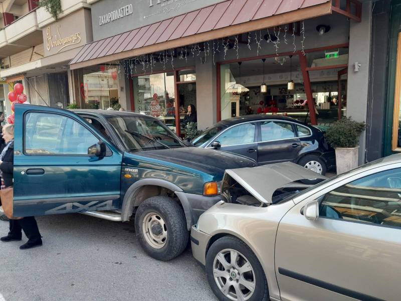 Καλαμάτα: Αγροτικό προσέκρουσε σε σταθμευμένα αυτοκίνητα στο αντίθετο ρεύμα - ΙΧ μπήκε σε ζαχαροπλαστείο (βίντεο)