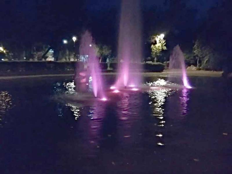 Φωταγωγήθηκε το σιντριβάνι στο Πάρκο Σιδηροδρόμων Καλαμάτας