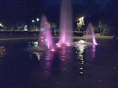 Φωταγωγήθηκε το σιντριβάνι στο Πάρκο Σιδηροδρόμων Καλαμάτας