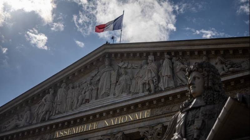 Σε περιβάλλον ακραίας πόλωσης, η Γαλλία βυθίζεται σε πολιτική και δημοσιονομική κρίση