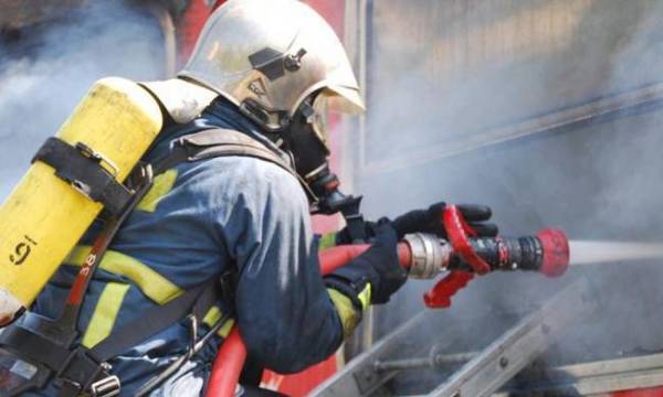 Σε εξέλιξη πυρκαγιά στους Αγίους Θεοδώρους Κορινθίας