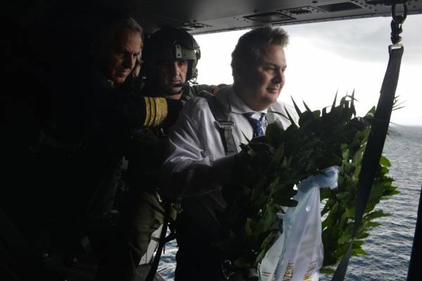 Στεφάνι από ελικόπτερο έριξε στα Ιμια ο Παν. Καμμένος