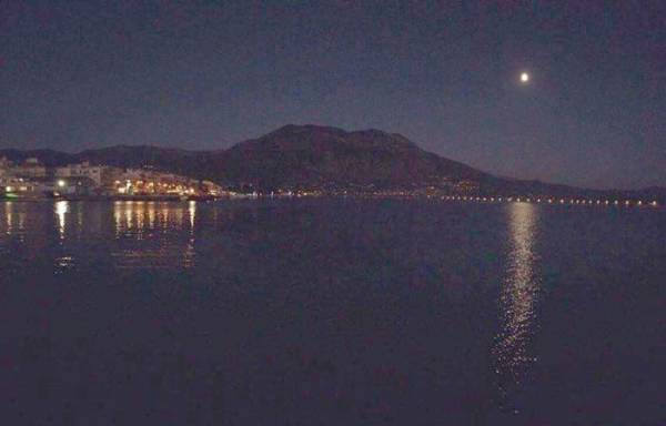 Νυχτερινή κολύμβηση στην παραλία Καλαμάτας με… φωτισμένη θάλασσα