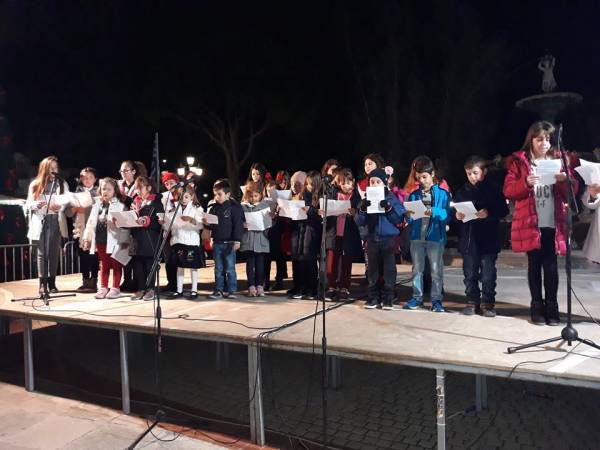 Φωταγωγήθηκε στα Φιλιατρά το χριστουγεννιάτικο δέντρο