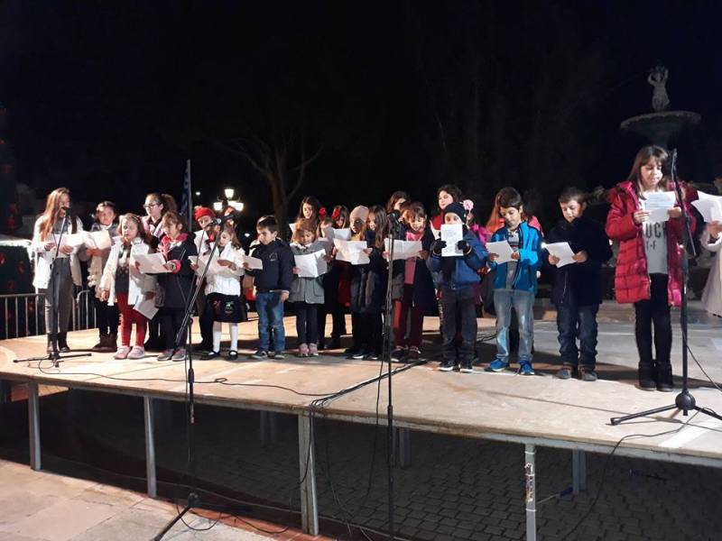 Φωταγωγήθηκε στα Φιλιατρά το χριστουγεννιάτικο δέντρο