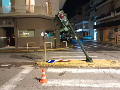 Καλαμάτα: "Γκρέμισαν" το φανάρι σε κεντρική διαστάυρωση