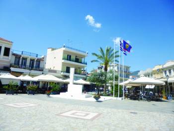 Λιγότερα τραπεζοκαθίσματα σε ένδειξη… σεβασμού στην πλατεία 23ης Μαρτίου