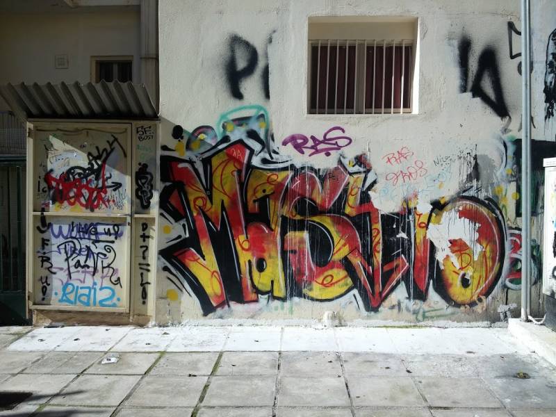 Μουντζούρες στους τοίχους της Καλαμάτας