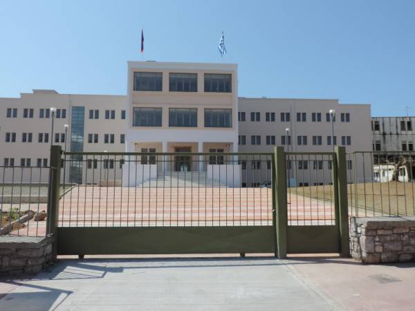 Το κτήριο της “Φάρις” δίνεται για ξενοδοχείο