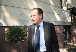 "Καρφιά" Κουμουτσάκου για τους διορισμούς συγγενών ευρωβουλευτών