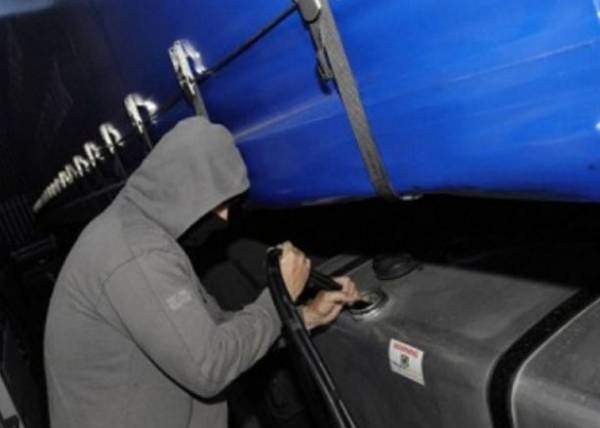 Τσιγγάνος “ρούφαγε” πετρέλαιο από φορτηγό στην Καλαμάτα