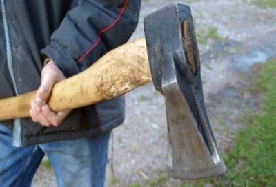 Μεσσηνία: Απειλούσε το γιο του με τσεκούρι