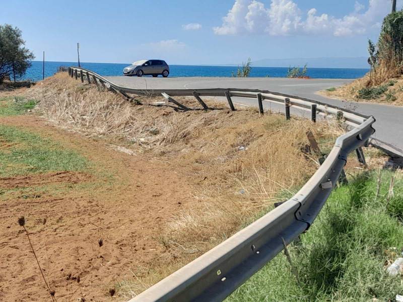 Το “ξάπλωσαν” πάλι το στηθαίο