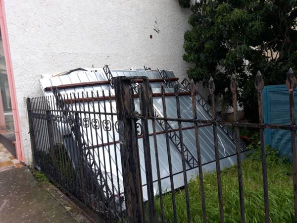 Μία... ανάσα από την Υπαπαντή: Κατέρρευσαν στέγαστρα στην Μητροπολίτου Μελετίου - 2 τραυματίες