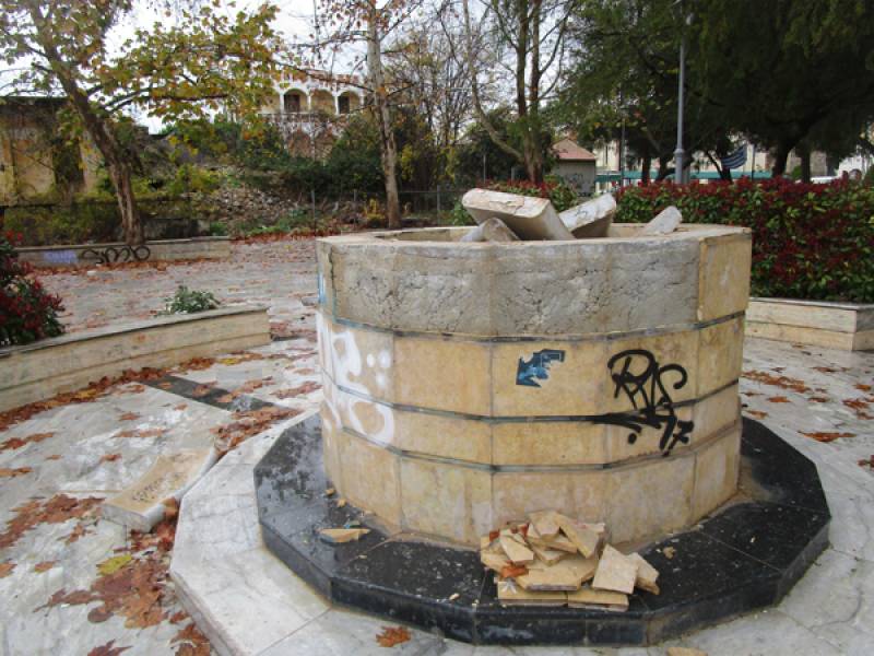 Εριξαν στο σιντριβάνι τα ξηλωμένα μάρμαρα