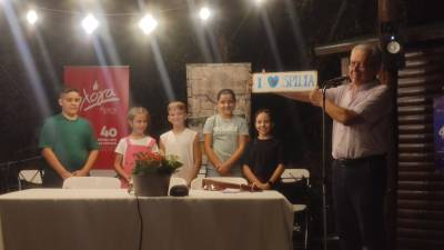 Κίνηση ελπίδας από παιδιά στη γιορτή της “Φλόγας” στους Μύλους Κυπαρισσίας