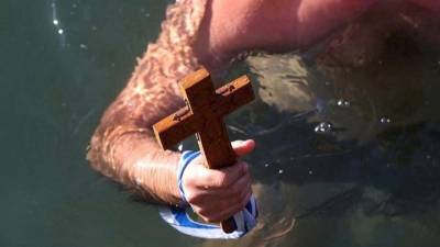 «…Και με των νερών τ’ αγιάσματα, τα Φώτα»