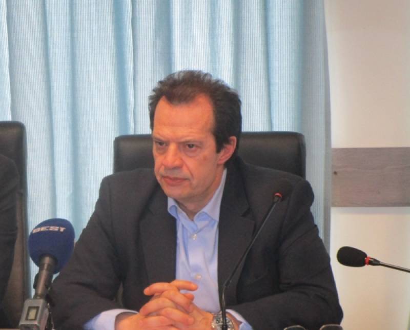 Η αφωνία Τατούλη και τα «δώρα» Δέδε