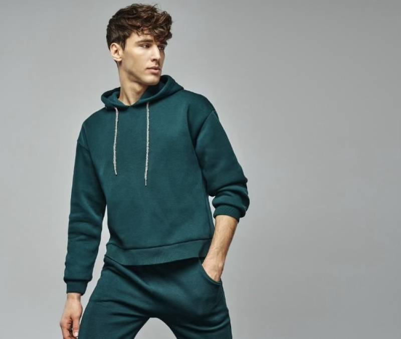 Athleisure outfits την Άνοιξη. 4 + 1 ανδρικά ρούχα που θα μπουν στη λίστα των επόμενων αγορών σας!
