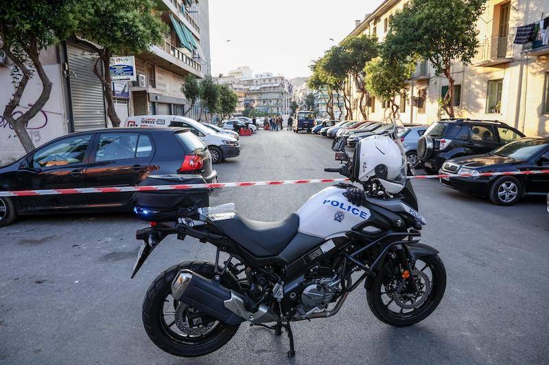 Θεσσαλονίκη: Άγνωστος άνδρας βρέθηκε νεκρός στην είσοδο γηπέδου, με τρία τραύματα στο στήθος