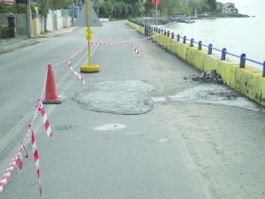 Η θάλασσα "τρύπησε" το δρόμο στη Μικρή Μαντίνεια