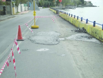 Η θάλασσα &quot;τρύπησε&quot; το δρόμο στη Μικρή Μαντίνεια