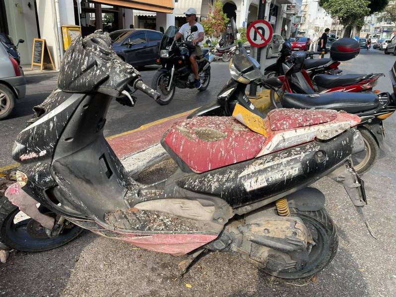 Εγκαταλελειμμένα δίκυκλα και έντονη δυσοσμία