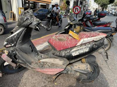 Εγκαταλελειμμένα δίκυκλα και έντονη δυσοσμία