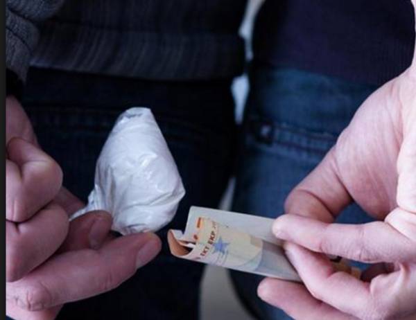 Ανήλικα τσιγγανόπουλα διακινούσαν ηρωίνη μέσα σε σχολείο της Καλαμάτας