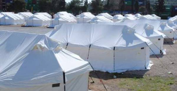 Πρόσφυγες σε σκηνές απέναντι από το αεροδρόμιο Καλαμάτας