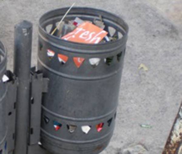 Γεμάτα καλαθάκια με απορρίμματα