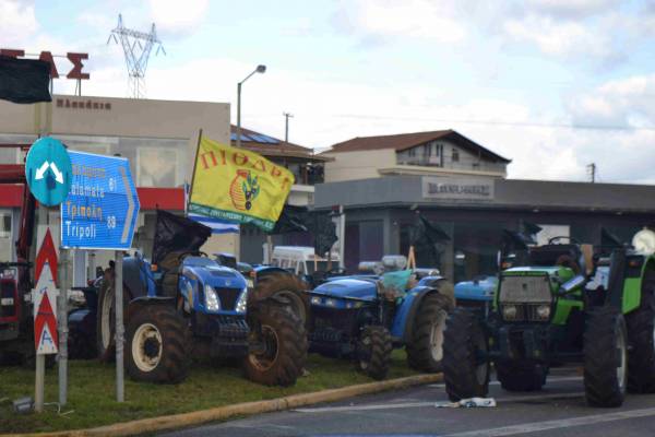 Τα αγροτικά μπλόκα στην Πελοπόννησο σήμερα