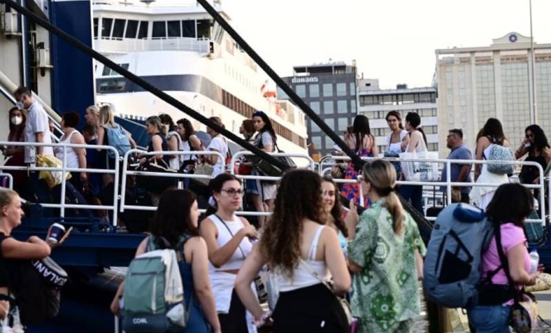 Αναχωρούν κατά κύματα οι αδειούχοι του καλοκαιριού - Γεμάτα φεύγουν τα πλοία (Βίντεο)