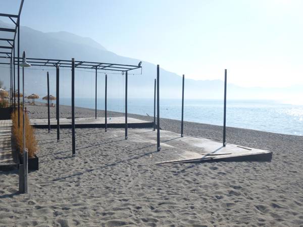 Ο Νίκας απειλεί με πρόστιμα για τις κατασκευές στην παραλία