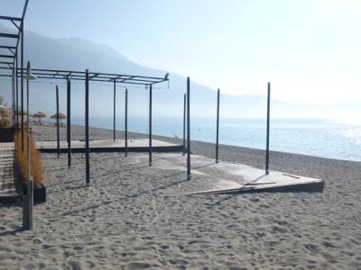 Ο Νίκας απειλεί με πρόστιμα για τις κατασκευές στην παραλία