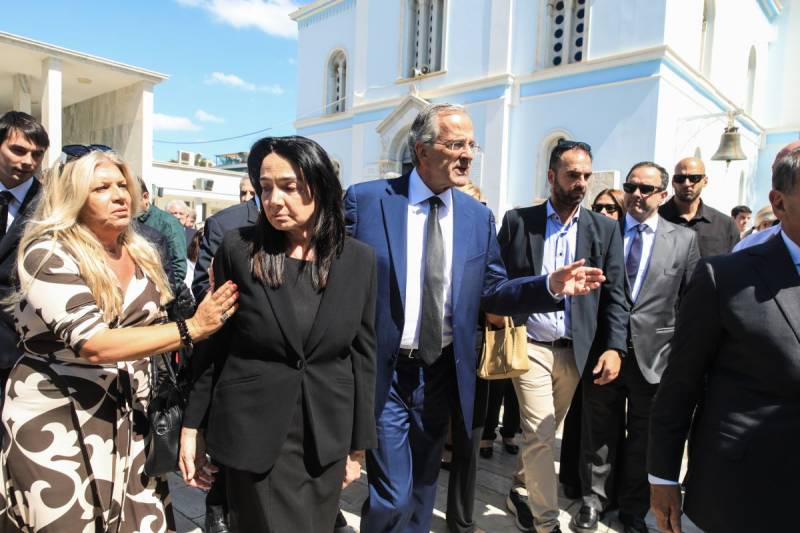 Πλήθος κόσμου στο μνημόσυνο της Λένας Σαμαρά