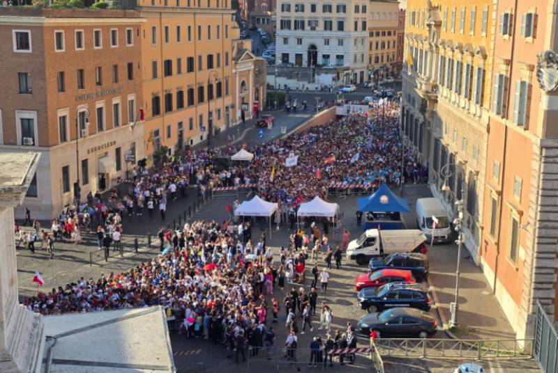Πλήθη συρρέουν στο Βατικανό για την αγιοποίηση του «influencer του Θεού» (βίντεο)