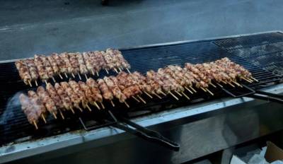 Τσικνοπέμπτη: Πάνω από 3 εκατ. σουβλάκια στις ψησταριές της Θεσσαλονίκης