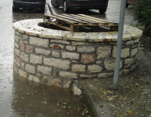 Ο κυνισμός της εξουσίας δεν χωρά στα πέτρινα σκουπιδοπήγαδα