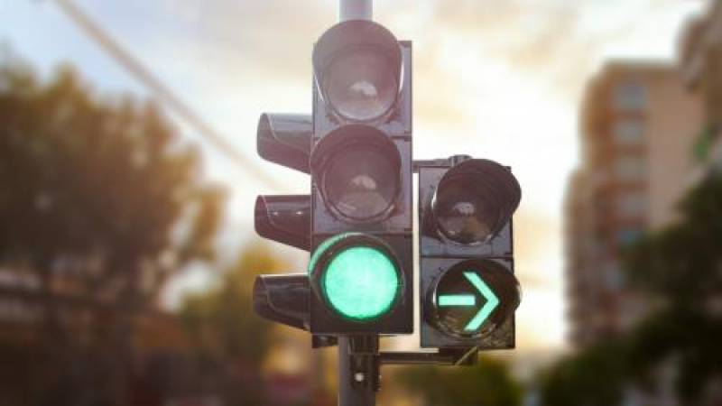 Πώς η τεχνητή νοημοσύνη «πρασινίζει» τα φανάρια στους δρόμους